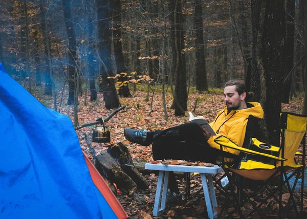 What are the must-try inexpensive local dishes when traveling in the UK?